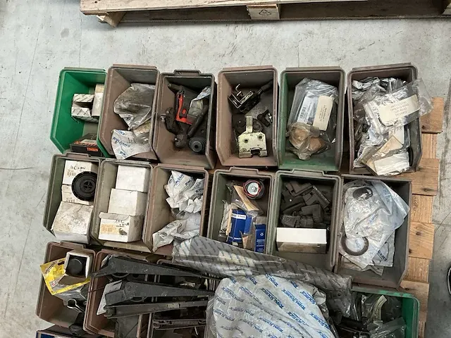 Groot lot heftruck toebehoren en onderdelen - afbeelding 4 van  37