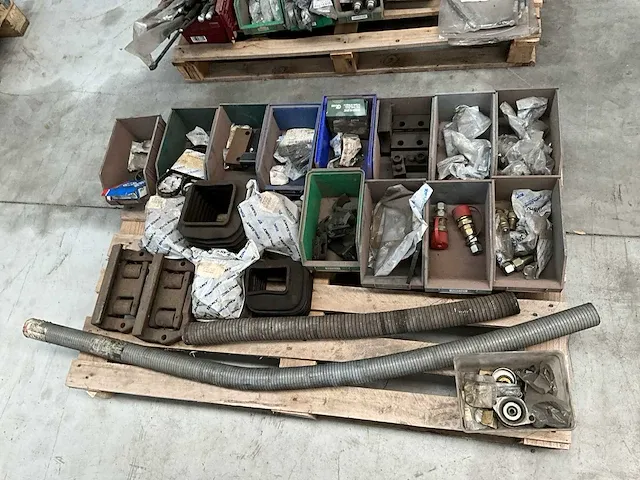 Groot lot heftruck toebehoren en onderdelen - afbeelding 5 van  37
