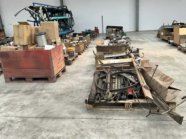 Groot lot heftruck toebehoren en onderdelen - afbeelding 1 van  37