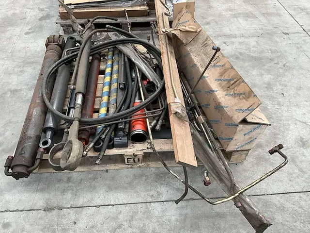 Groot lot heftruck toebehoren en onderdelen - afbeelding 23 van  37