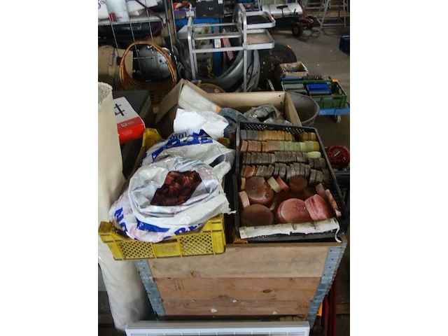 Groot lot kaarsvet (houten bak niet inbegrepen) - afbeelding 12 van  30