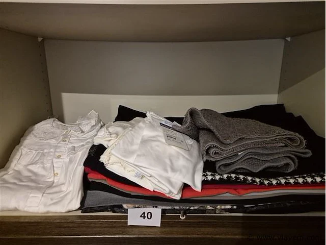 Groot lot kledij en textielwaren - afbeelding 1 van  5