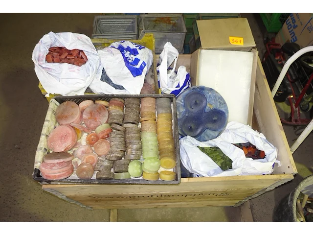 Groot lot kraanvet (houten bak, niet uitgepakt) - afbeelding 2 van  2