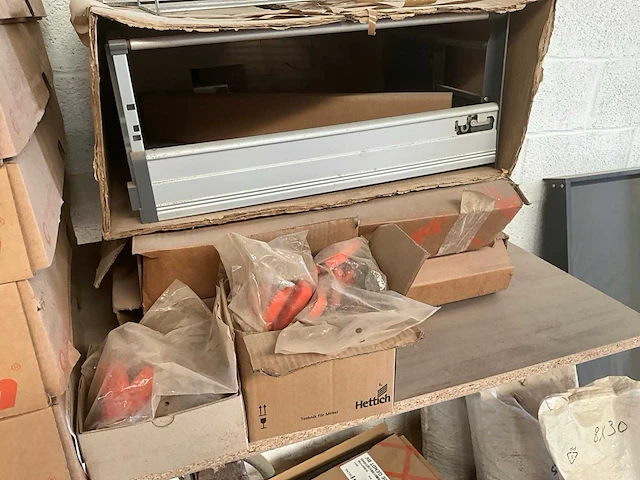 Groot lot meubelbeslag en houtafwerkingsmateriaal - afbeelding 6 van  19