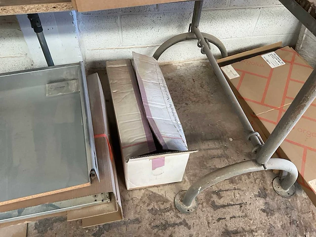 Groot lot meubelbeslag en houtafwerkingsmateriaal - afbeelding 8 van  19