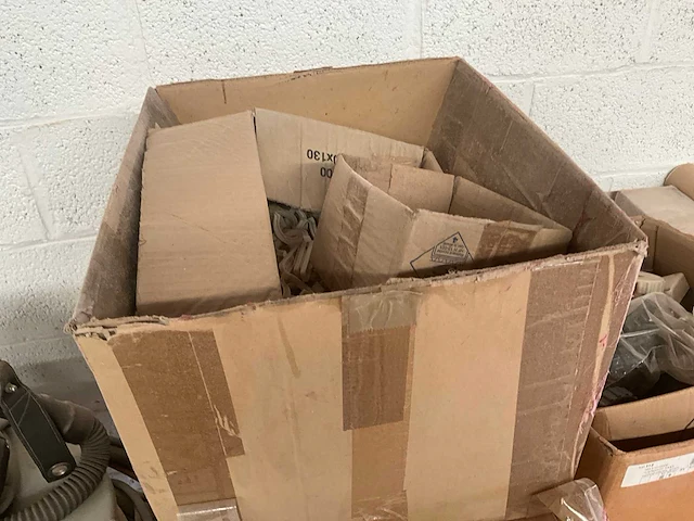 Groot lot meubelbeslag en houtafwerkingsmateriaal - afbeelding 13 van  19