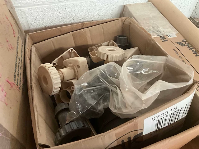 Groot lot meubelbeslag en houtafwerkingsmateriaal - afbeelding 14 van  19