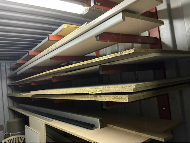 Groot lot plaatmateriaal en enkele kastdeurtjes. - afbeelding 2 van  27