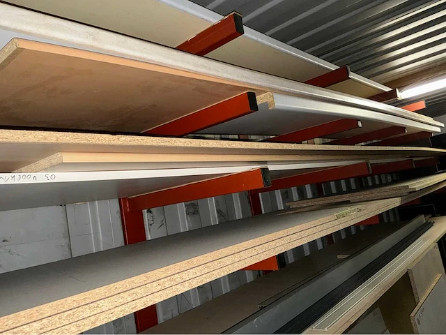 Groot lot plaatmateriaal en enkele kastdeurtjes. - afbeelding 4 van  27