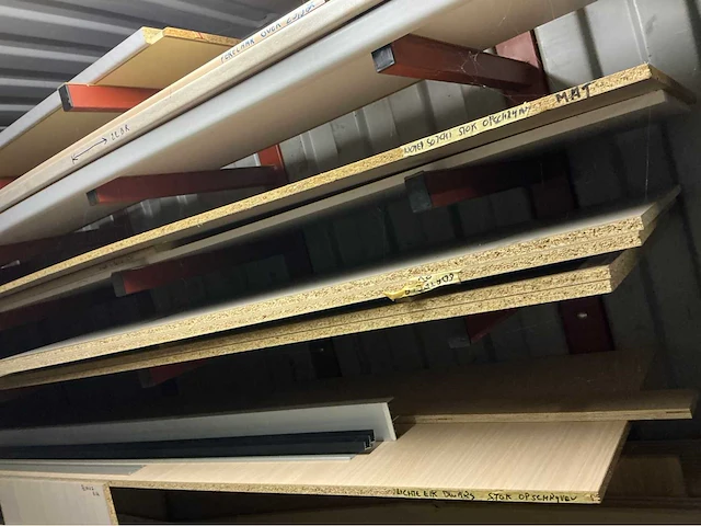 Groot lot plaatmateriaal en enkele kastdeurtjes. - afbeelding 7 van  27