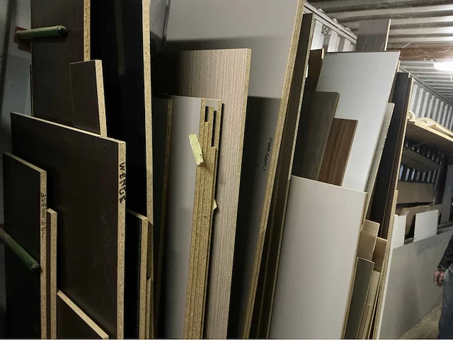 Groot lot plaatmateriaal en enkele kastdeurtjes. - afbeelding 8 van  27