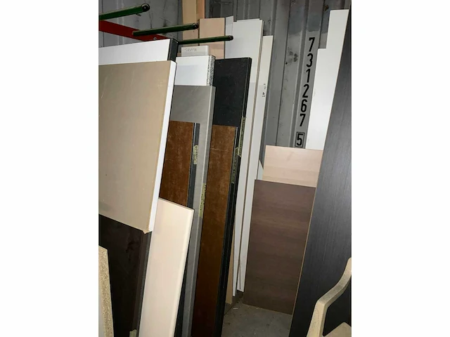 Groot lot plaatmateriaal en enkele kastdeurtjes. - afbeelding 9 van  27