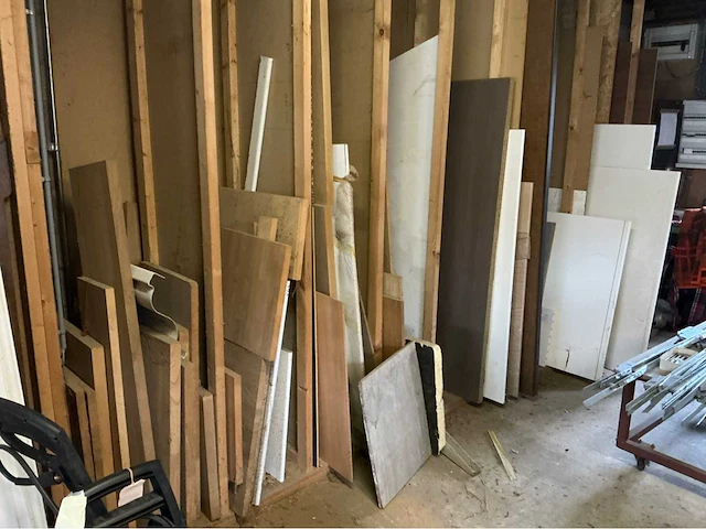 Groot lot plaatmateriaal en enkele kastdeurtjes. - afbeelding 10 van  27