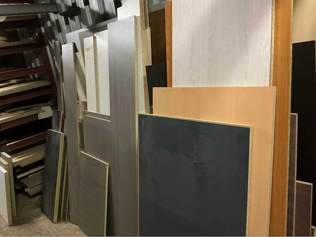 Groot lot plaatmateriaal en enkele kastdeurtjes. - afbeelding 11 van  27