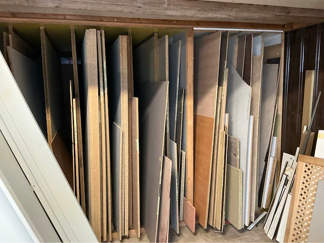 Groot lot plaatmateriaal en enkele kastdeurtjes. - afbeelding 13 van  27