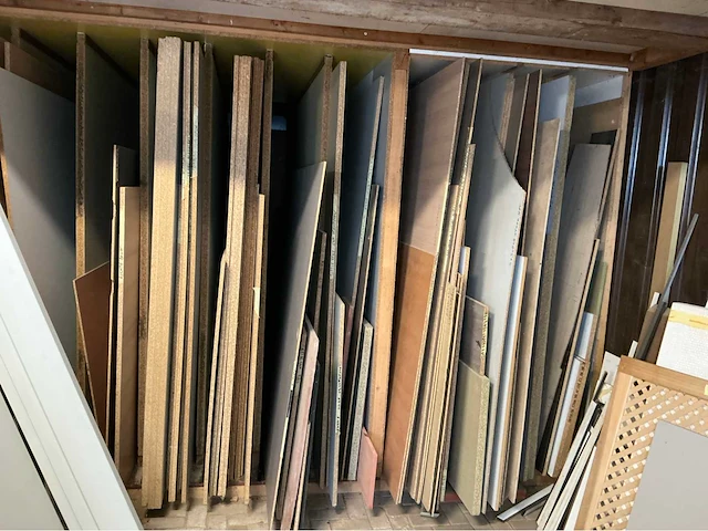 Groot lot plaatmateriaal en enkele kastdeurtjes. - afbeelding 14 van  27