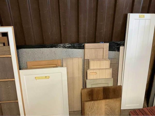 Groot lot plaatmateriaal en enkele kastdeurtjes. - afbeelding 18 van  27