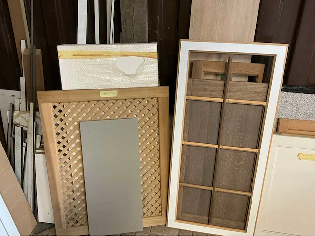 Groot lot plaatmateriaal en enkele kastdeurtjes. - afbeelding 19 van  27