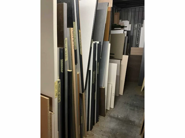 Groot lot plaatmateriaal en enkele kastdeurtjes. - afbeelding 12 van  27