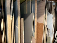 Groot lot plaatmateriaal en enkele kastdeurtjes. - afbeelding 23 van  27