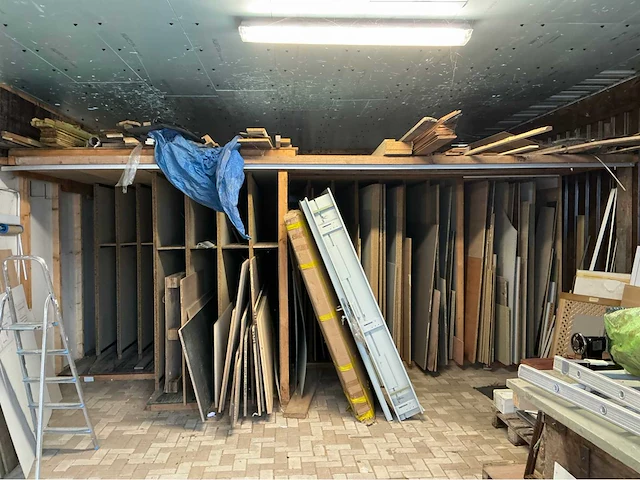 Groot lot plaatmateriaal en enkele kastdeurtjes. - afbeelding 24 van  27