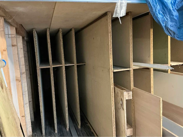 Groot lot plaatmateriaal en enkele kastdeurtjes. - afbeelding 25 van  27