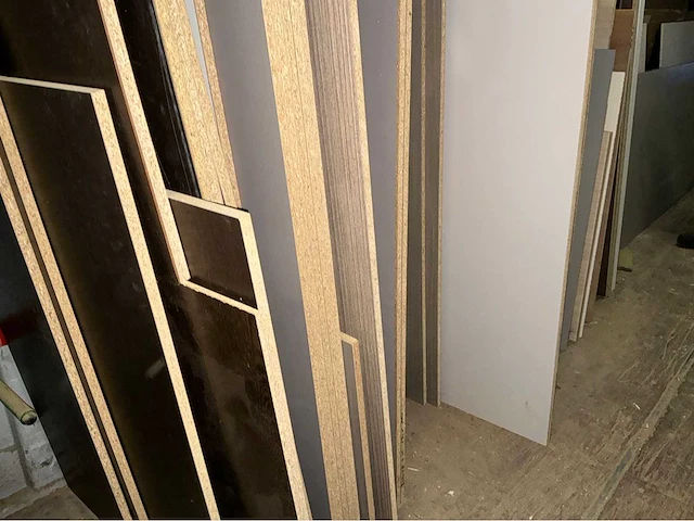 Groot lot plaatmateriaal en enkele kastdeurtjes. - afbeelding 27 van  27