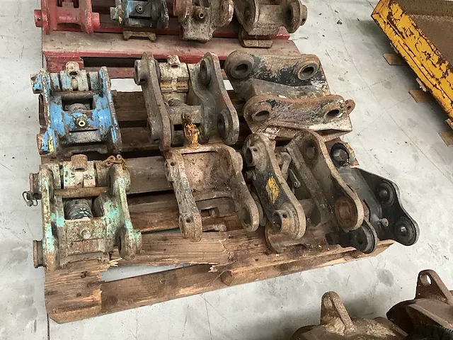 Groot lot snelwissels minikraan compleet met onderdelen. - afbeelding 2 van  15