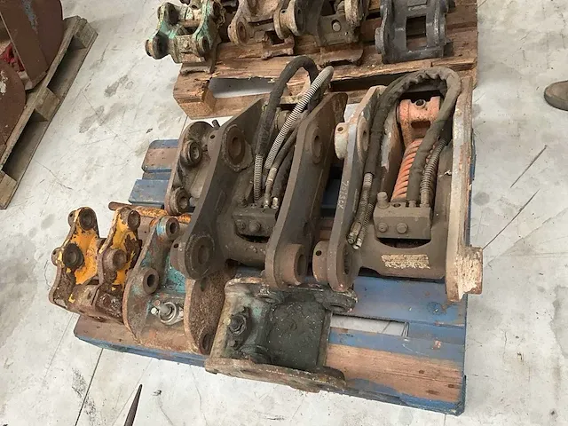 Groot lot snelwissels minikraan compleet met onderdelen. - afbeelding 1 van  15
