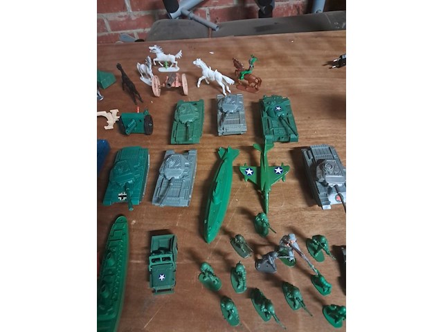 Groot lot soldaatjes,cowboys,indianen plastiek - afbeelding 1 van  7