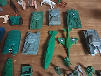 Groot lot soldaatjes,cowboys,indianen plastiek - afbeelding 1 van  7