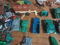 Groot lot soldaatjes,cowboys,indianen plastiek - afbeelding 2 van  7