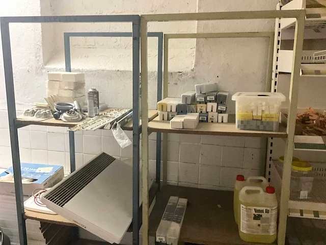 Groot lot verf en toebehoren - afbeelding 25 van  27