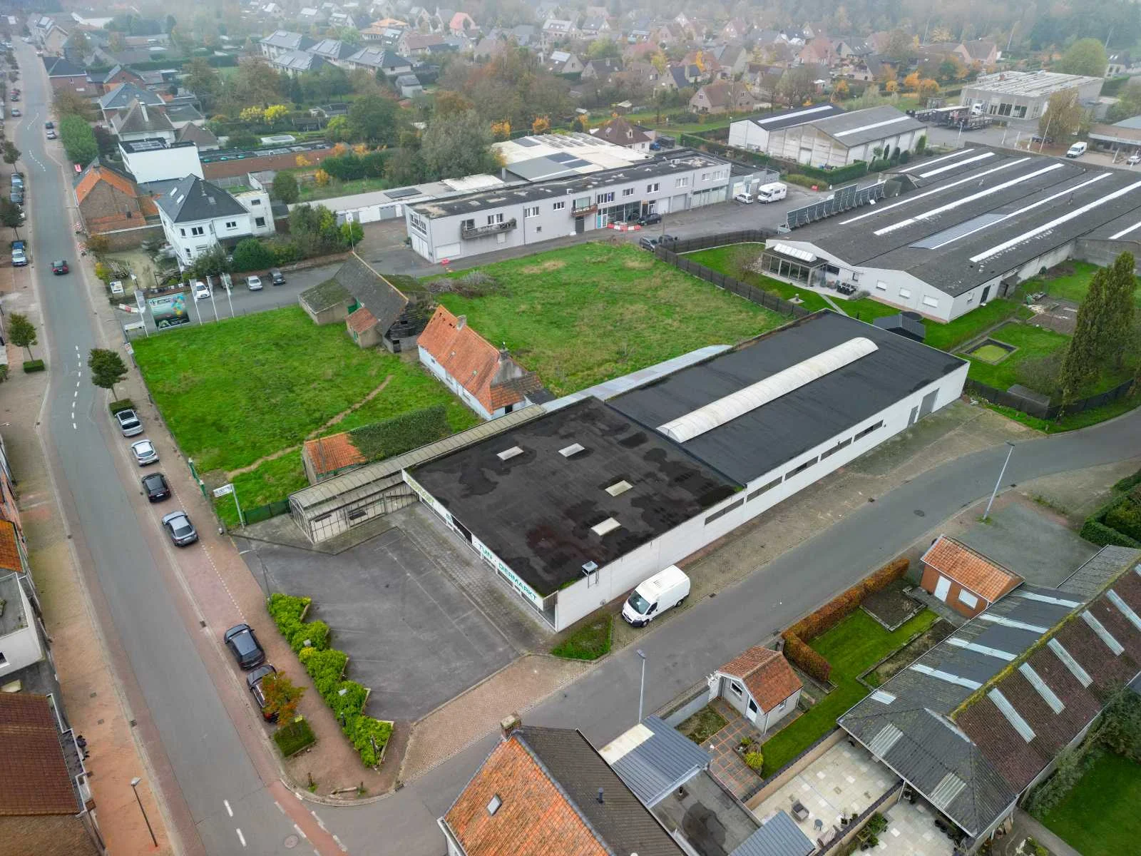 Groot perceel projectgrond met centraal gelegen bedrijfsgebouw