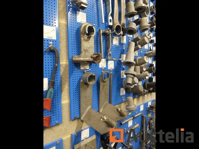 Grote aantal gereedschappen en stukken voor garage - afbeelding 3 van  82