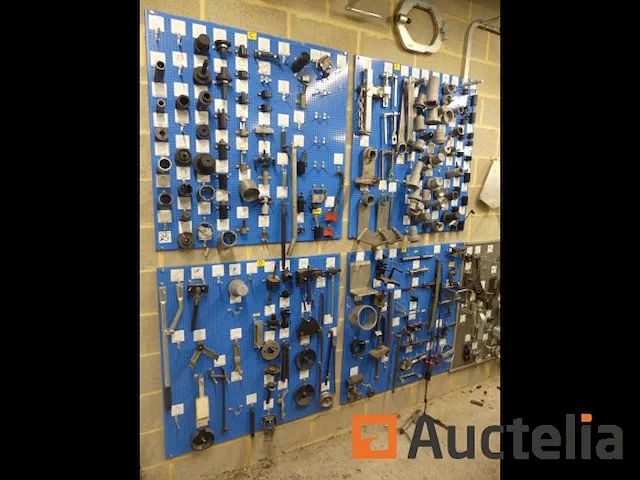 Grote aantal gereedschappen en stukken voor garage - afbeelding 4 van  82