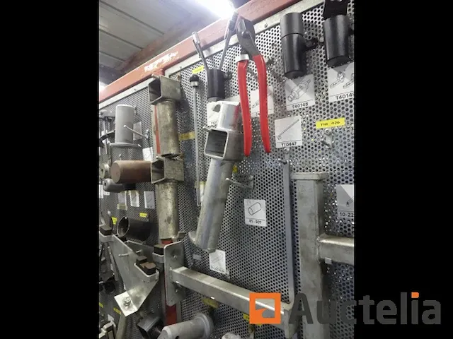 Grote aantal gereedschappen en stukken voor garage - afbeelding 9 van  82