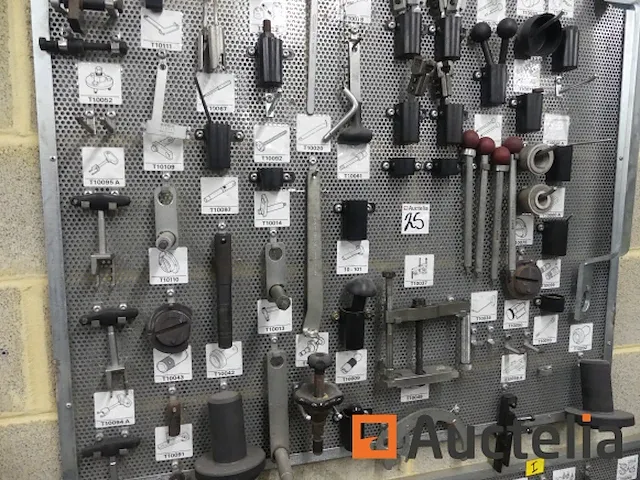Grote aantal gereedschappen en stukken voor garage - afbeelding 10 van  82