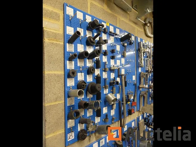Grote aantal gereedschappen en stukken voor garage - afbeelding 11 van  82