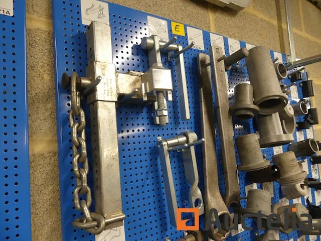 Grote aantal gereedschappen en stukken voor garage - afbeelding 1 van  82