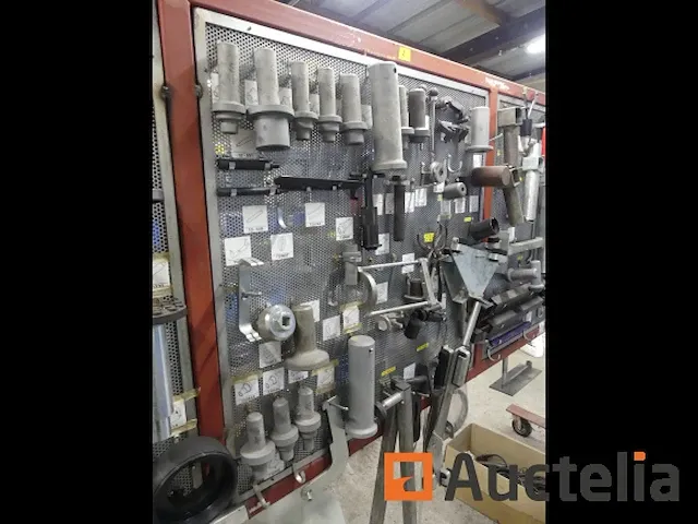 Grote aantal gereedschappen en stukken voor garage - afbeelding 15 van  82