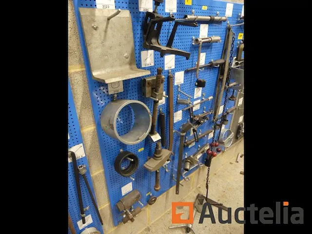 Grote aantal gereedschappen en stukken voor garage - afbeelding 12 van  82