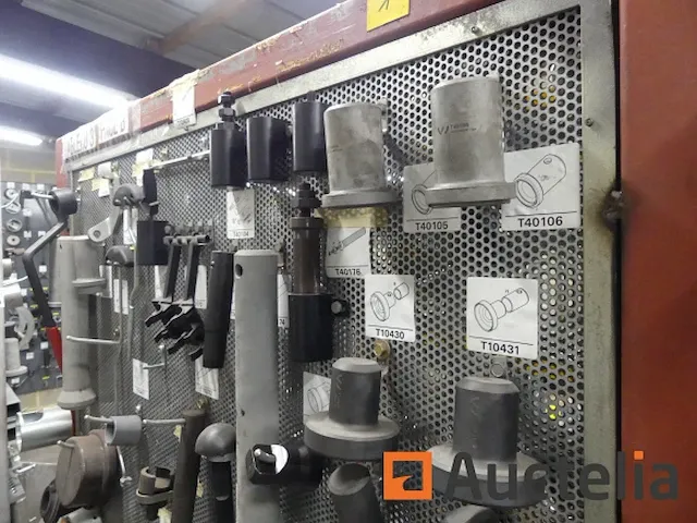 Grote aantal gereedschappen en stukken voor garage - afbeelding 27 van  82