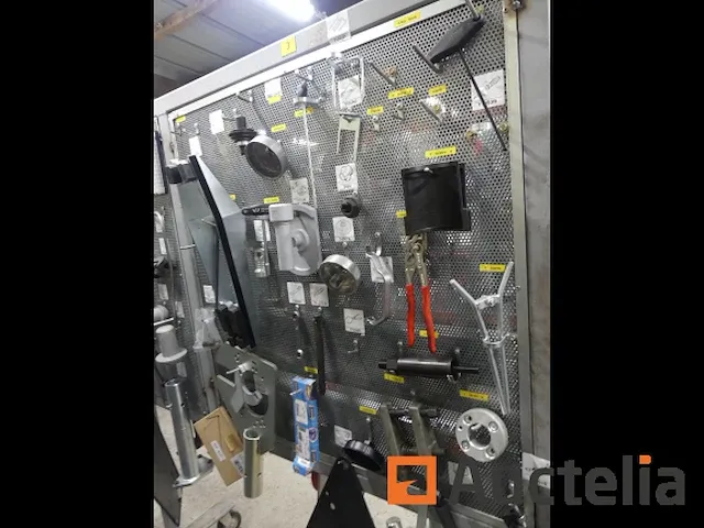 Grote aantal gereedschappen en stukken voor garage - afbeelding 28 van  82