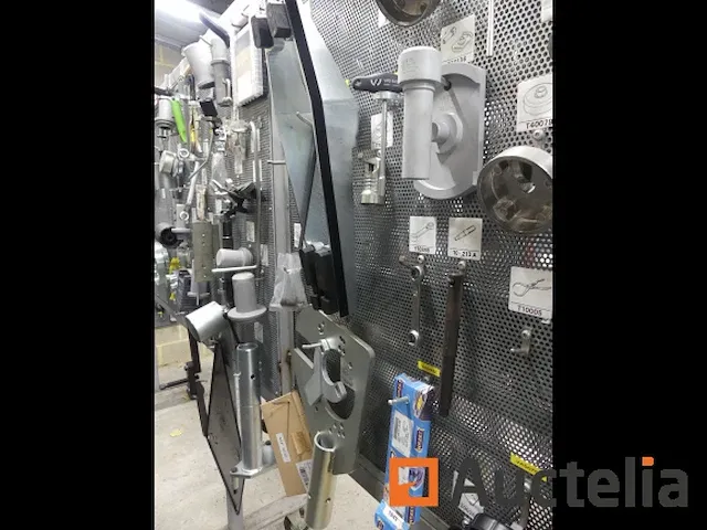 Grote aantal gereedschappen en stukken voor garage - afbeelding 36 van  82
