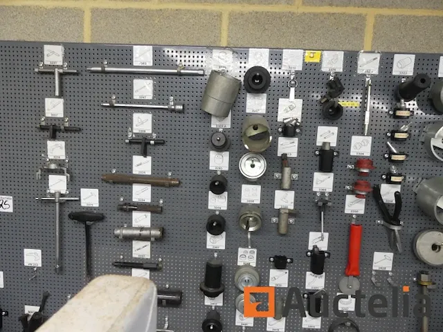 Grote aantal gereedschappen en stukken voor garage - afbeelding 39 van  82