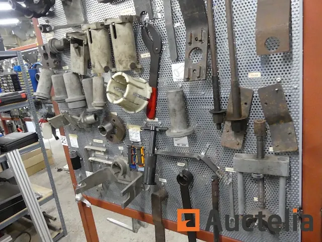 Grote aantal gereedschappen en stukken voor garage - afbeelding 48 van  82