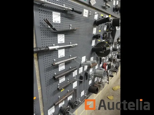 Grote aantal gereedschappen en stukken voor garage - afbeelding 53 van  82