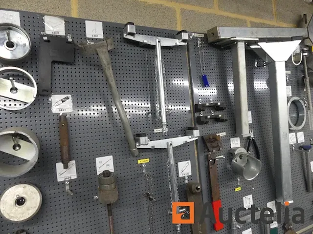 Grote aantal gereedschappen en stukken voor garage - afbeelding 54 van  82
