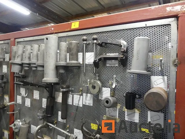 Grote aantal gereedschappen en stukken voor garage - afbeelding 45 van  82